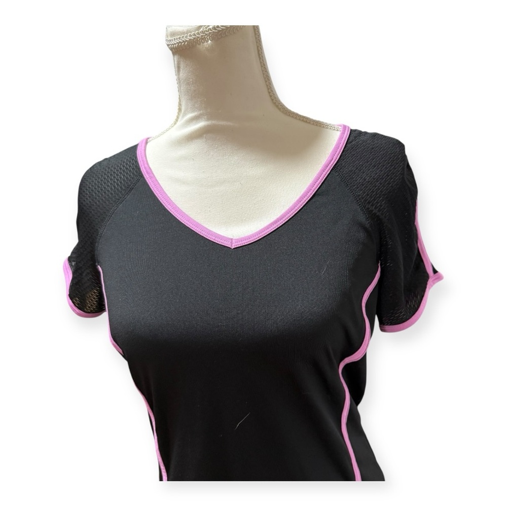Reebok Women's Black and Pink‎ V-Neck Top - Picture 4 of 10